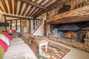 Utterly divine romantic retreat in brilliant village - Tudor Cottage